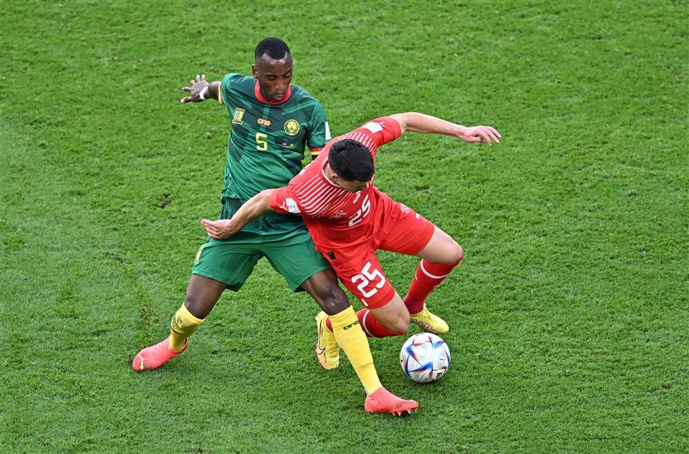 Футболист сборной Камеруна сыграл на ЧМ-2022 в бутсах с изображением флага России - фото