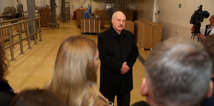 Президент Беларуси Александр Лукашенко: В Москве пропуск выписывают, чтобы выйти из дома, а у нас курсанты ходят на хоккей - фото