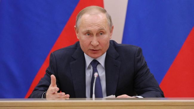 Путин принял решение оказать дополнительную материальную помощь врачам и медицинским работникам - фото
