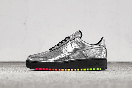 Nike посвятил кроссовки Элтону Джону - фото