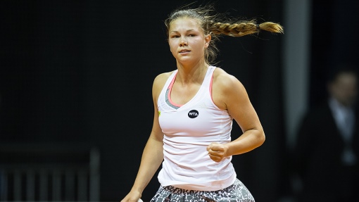 Мельникова проиграла Шафаржовой в 1/16 финала турнира в Страсбурге - фото