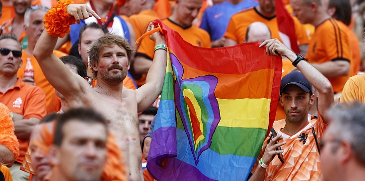 УЕФА выступил с заявлением о ЛГБТ-символике на матчах Евро-2020 в Будапеште - фото
