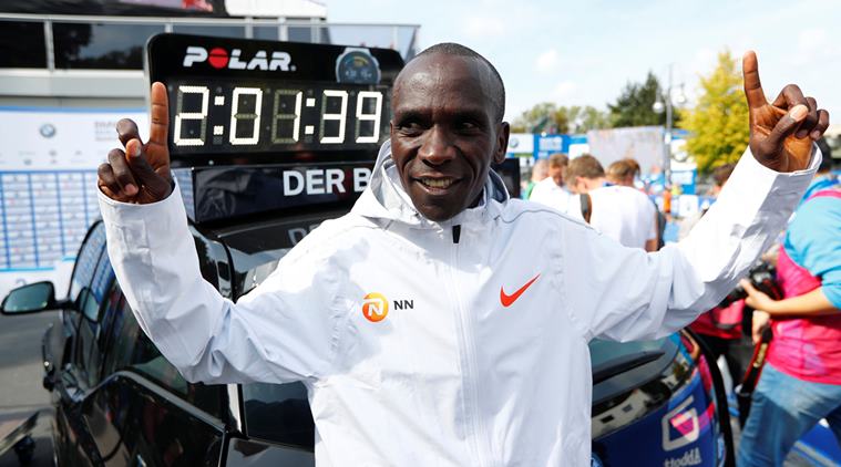 Один кениец обрушил мировой рекорд, а второго сбила машина на финише - фото