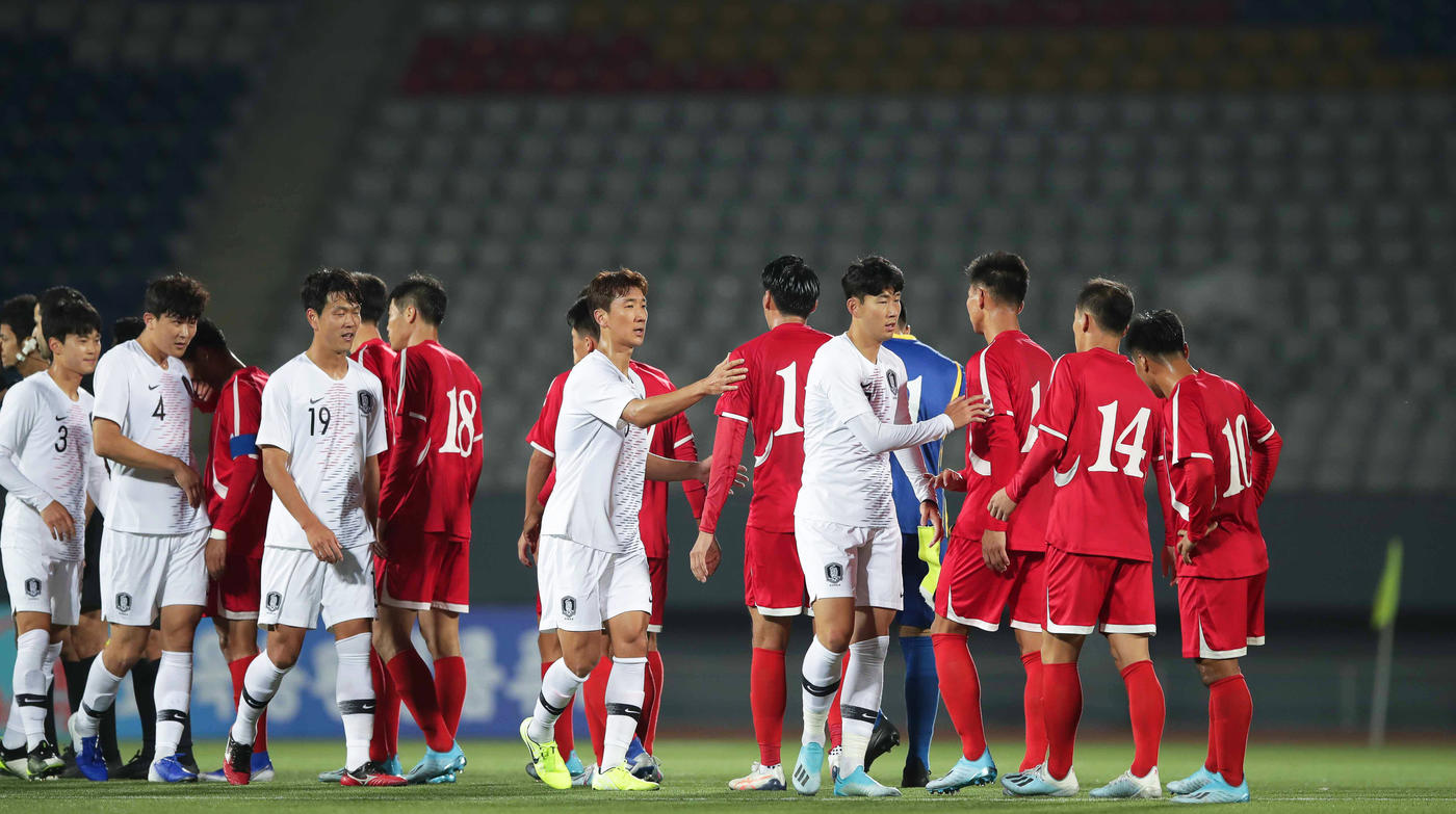 КНДР и Южная Корея впервые за 29 лет сыграли в Пхеньяне при пустых трибунах. Инфантно недоволен - фото