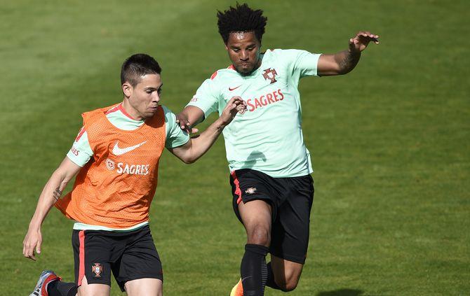 Португалия проводит тренировку без двух игроков - фото