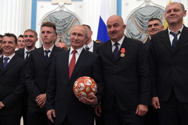 Юрий Семин: Присвоение почетных званий сборной России подчеркивает значимость отечественного футбола - фото