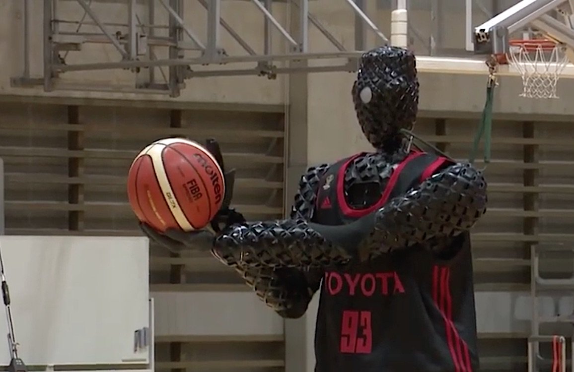 У Стефа Карри появился железный конкурент. В Японии показали робота-баскетболиста, кладущего «трешки» - фото