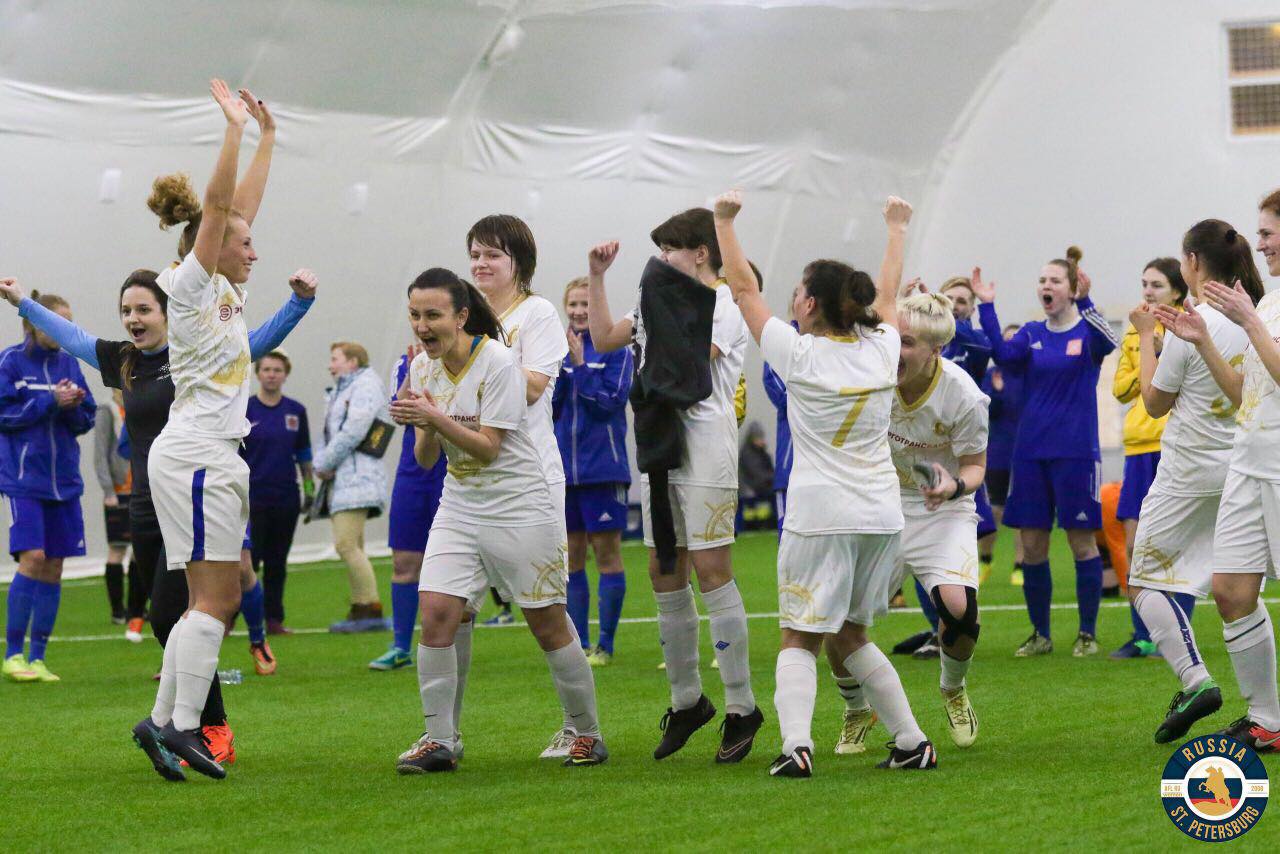 Женский футбол на берегах Невы - фото