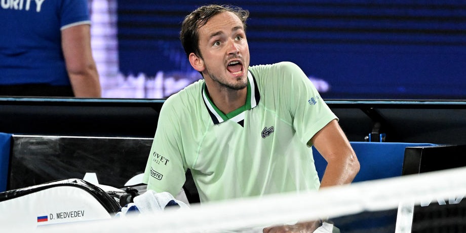 Подсказки с трибун взбесили Медведева в полуфинале Australian Open. Как прошел матч Даниила против Циципаса - фото