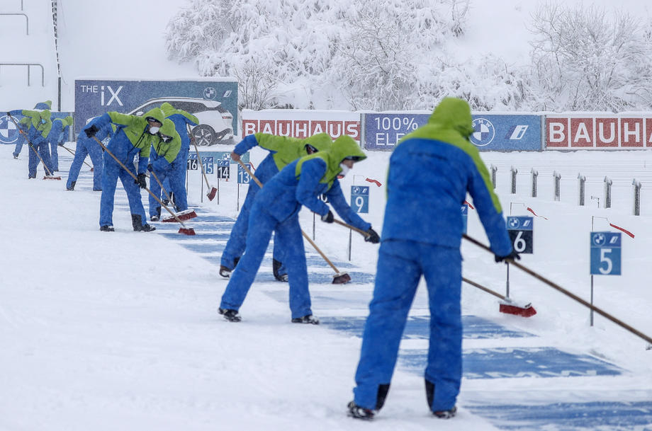 Российские биатлонисты путают лыжню и забывают палки. Это на удачу? - фото