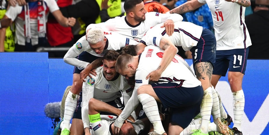 Черданцев: Судья провалил матч Англия – Дания - фото