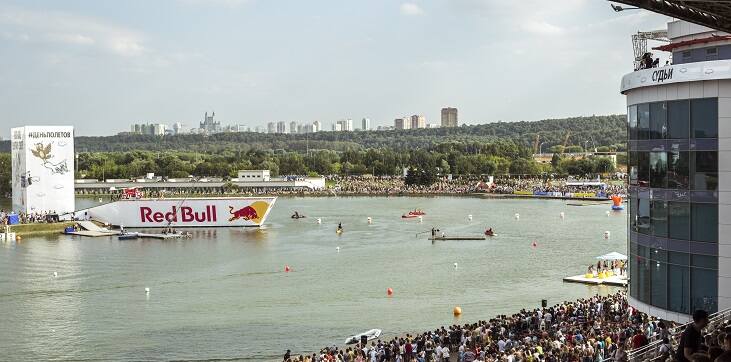 На Red Bull Flugtag петербуржцы попробуют посадить Жан-Клода Ван Дамма на шпагат - фото
