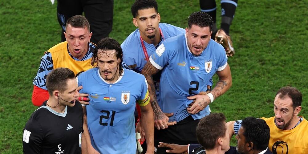 Игроки сборной Уругвая набросились на судью после матча с Ганой - фото
