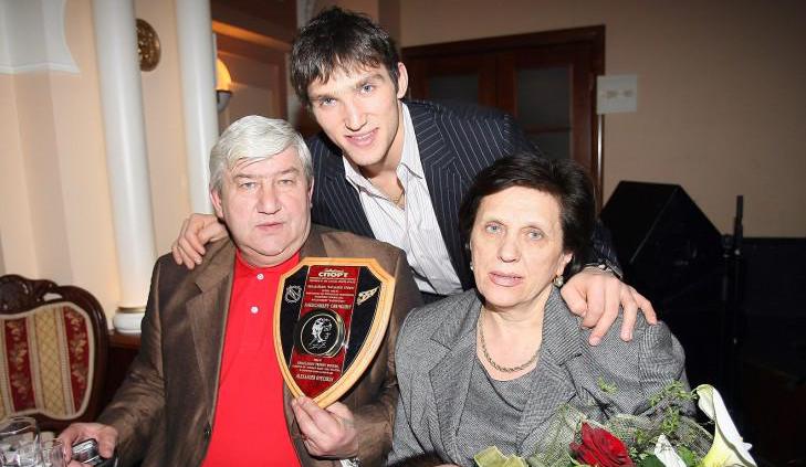 Родители Овечкина поздравили сына с 700-ым голом в НХЛ - фото