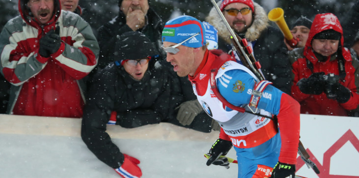 Малышко забыл лыжи в туалете? Российский биатлонист опоздал на старт эстафеты - фото