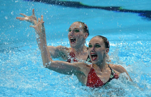Ищенко и Ромашина на раздаче бассейнов - фото