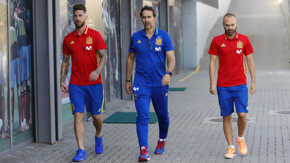СМИ: Игроки сборной Испании выступили против отставки Лопетеги, тренер останется в команде на время ЧМ - фото
