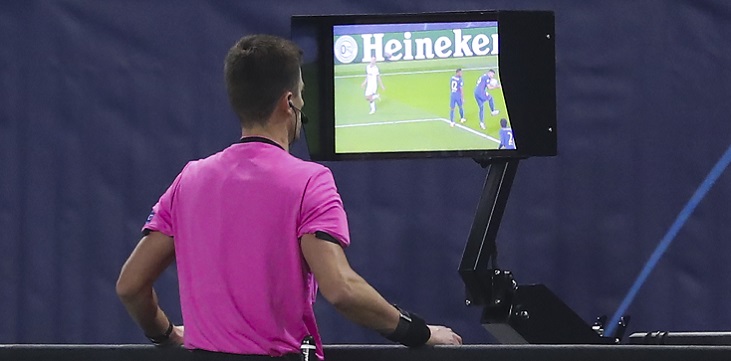 ФИФА рассмотрит предложение УЕФА об изменении правил игры рукой - фото