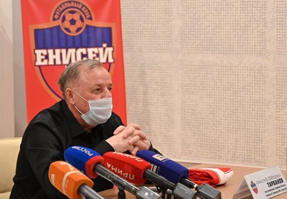 Тарханов возглавил «Енисей» и дал пресс-конференцию в маске - фото