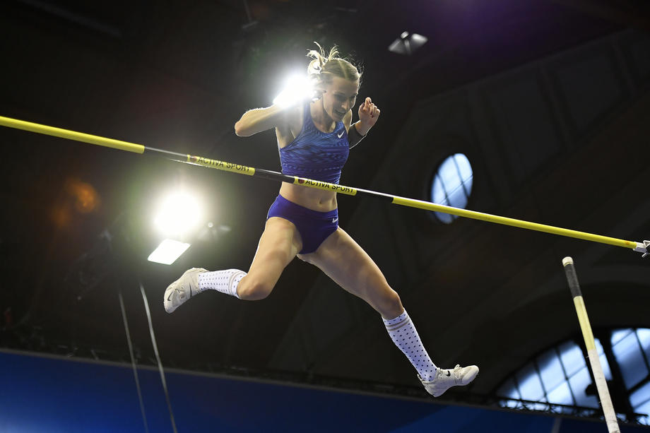 Российскую чемпионку мира пригласили прыгать с шестом на площади Лозанны - фото