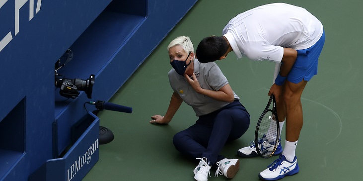 Первая ракетка мира Новак Джокович дисквалифицирован на US Open за удар мячом в линейного судью - фото