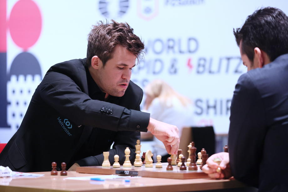Карлсен и Непомнящий не попали даже в топ-10 на чемпионате мира по блицу - фото