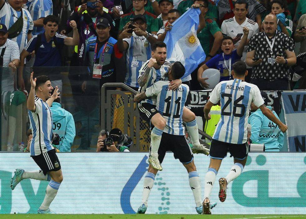 Сборная Аргентины победила Мексику, а Месси сравнялся с Марадоной по количеству голов на ЧМ - фото