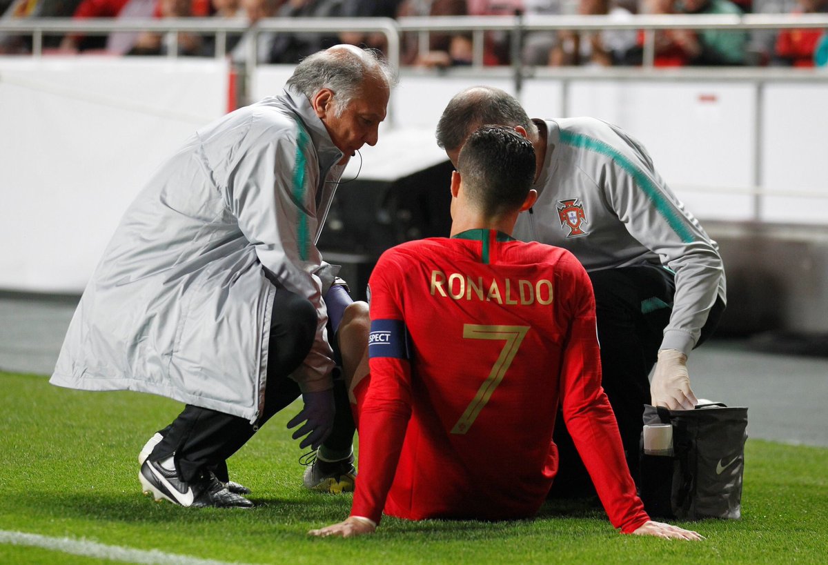 Роналду получил травму в матче с Сербией и покинул поле - фото
