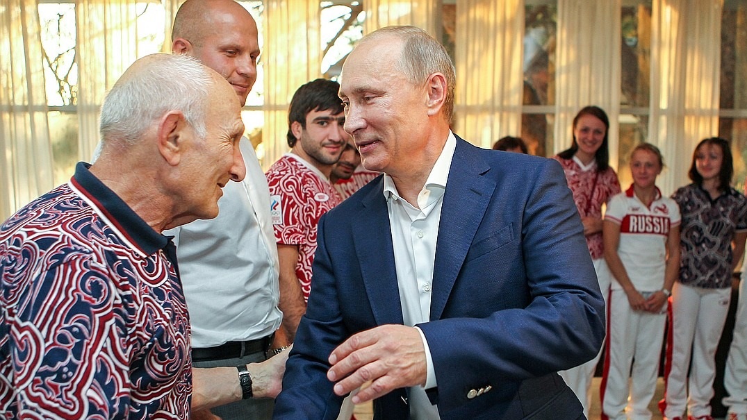«Он был очень требовательным человеком». Владимир Путин снялся в документальном фильме про своего тренера - фото