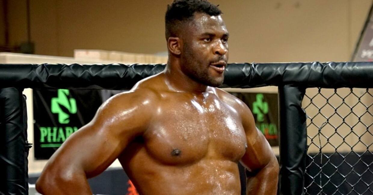 Боец UFC готов драться с чемпионом мира по боксу даже в телефонной будке - фото