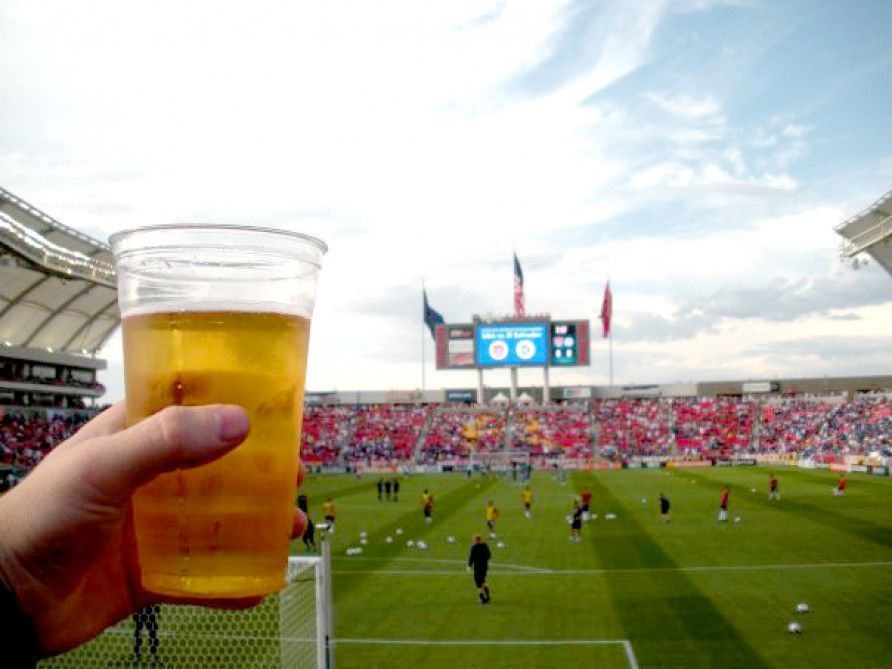 В «Спартаке» поддерживают снятие запрета на продажу пива на стадионах - фото