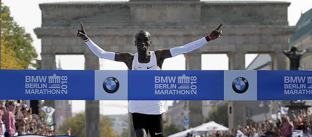 Кениец Элиуд Кипчоге установил мировой рекорд на Берлинском марафоне - фото