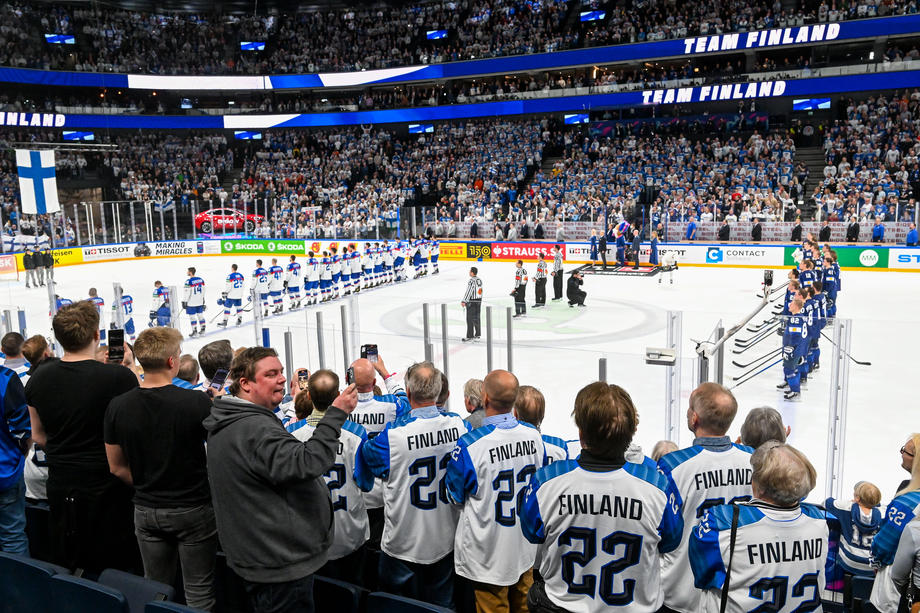 Чемпионат мира по хоккею перенесен из России в Латвию и Финляндию - фото