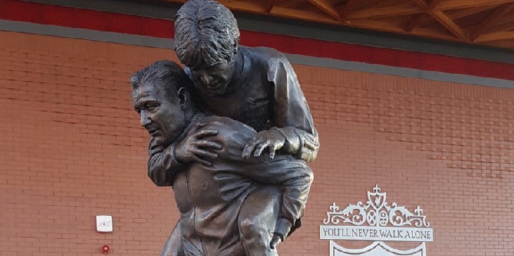 «Ливерпуль» открыл на «Энфилде» необычный памятник. Рассказываем историю Боба Пейсли и Эмлина Хьюза - фото