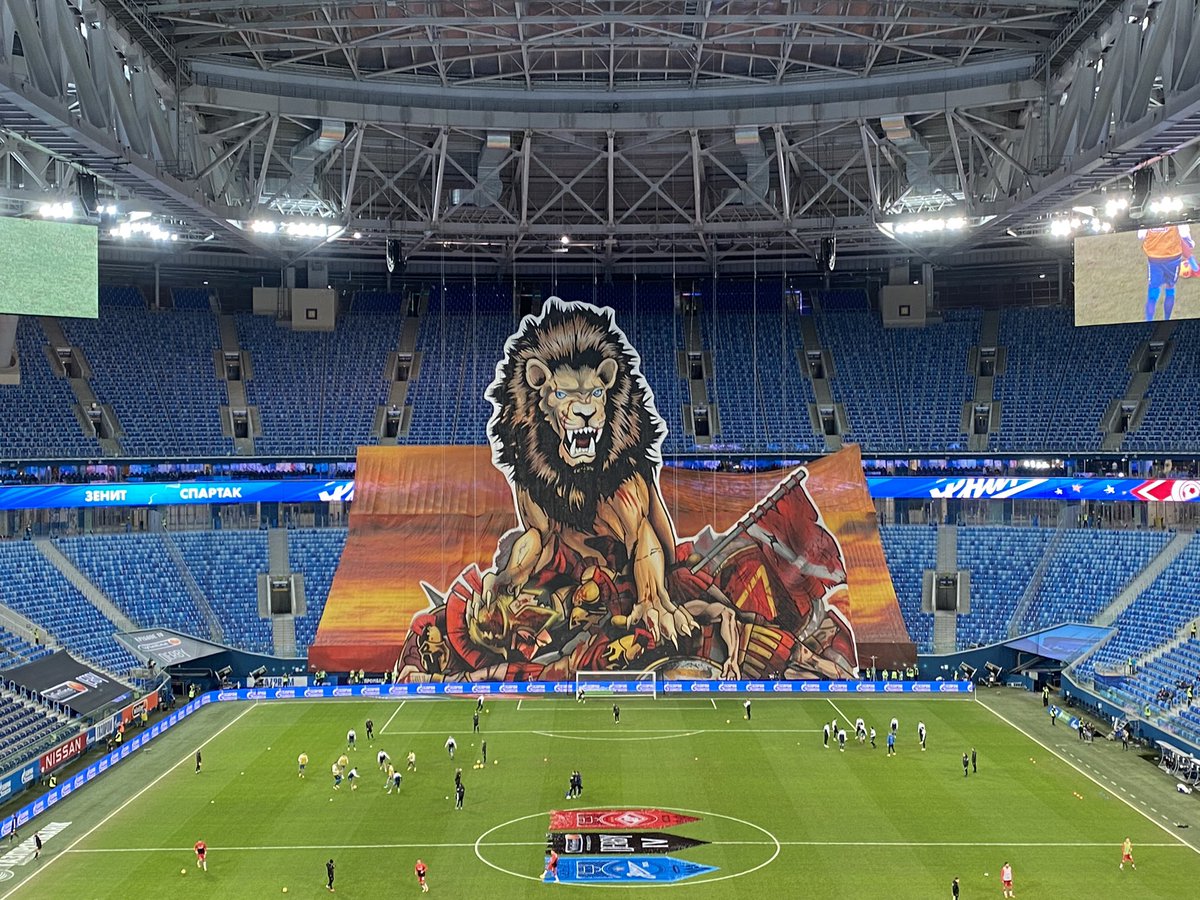На матче «Зенит» – «Спартак» началась драка болельщиков, фанатов на стадионе разнял ОМОН - фото