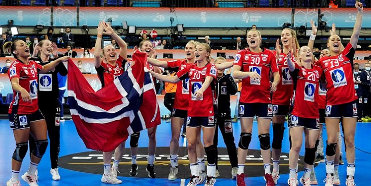 Норвежские гандболистки сравнялись по числу титулов чемпионок мира с россиянками - фото