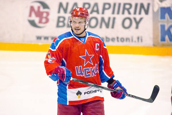 Денис Денисов стал хоккеистом «Металлурга» - фото