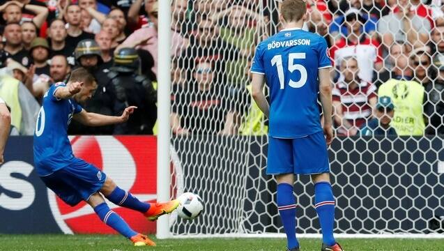 Исландия и Венгрия сыграли вничью, Карасев поставил второй пенальти на турнире - фото