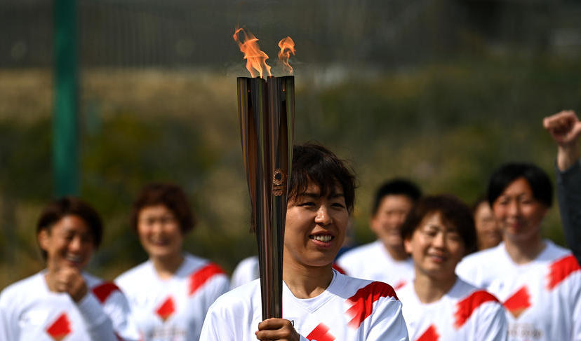 Жительница Японии пыталась потушить олимпийский огонь - фото