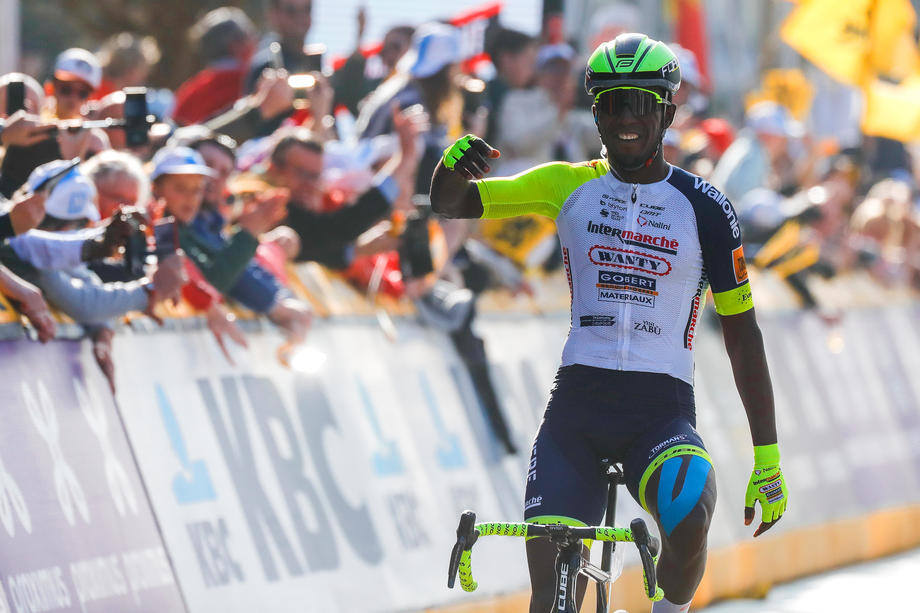 Парень из Эритреи выиграл на легендарной Джиро! Хватит оскорблять эту страну - фото
