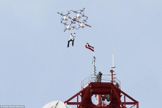 Экстремал спрыгнул с дрона с высоты небоскреба (ВИДЕО) - фото
