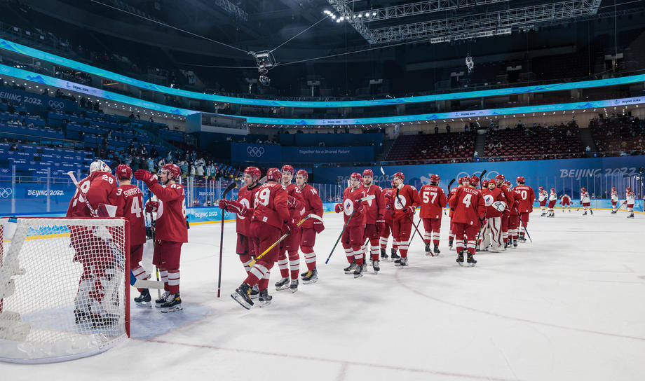 Российские хоккеисты выступят на Кубке мира без флага и гимна - фото