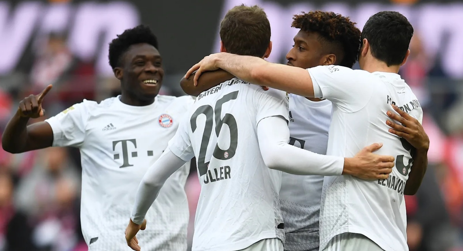 «Бавария» забила три мяча за двенадцать минут и вернула лидерство в Бундеслиге - фото