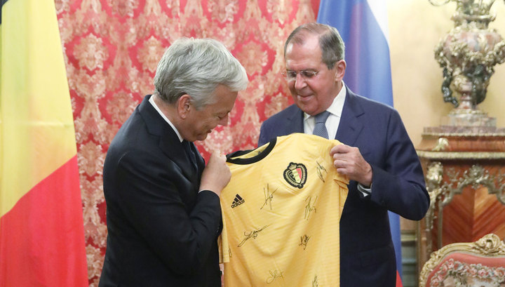 Сергей Лавров получил в подарок от главы МИДа Бельгии футболку с автографами бельгийских игроков - фото