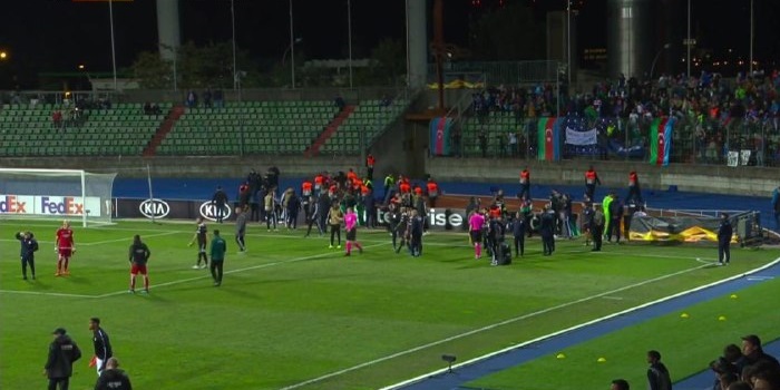 Матч «Дюделанж» – «Карабах» был приостановлен из-за дрона с флагом Нагорного Карабаха - фото