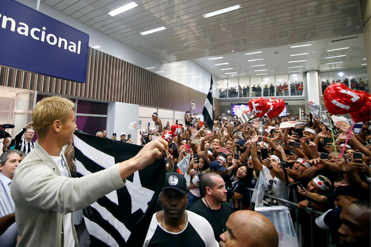 Сотни бразильских фанатов встретили в аэропорту бывшего игрока ЦСКА - фото