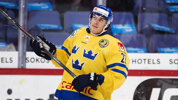Шведский хоккеист заявил о том, что в его стране спортсмены не говорят о политике - фото