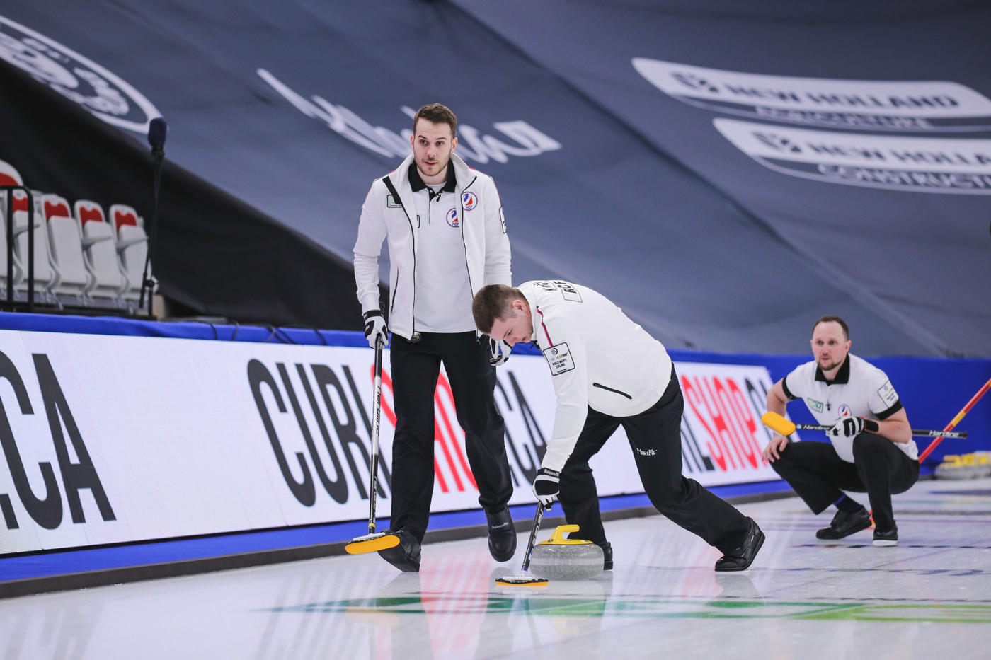 Чудо на льду: мужская сборная России вышла в полуфинал чемпионата мира по керлингу - фото