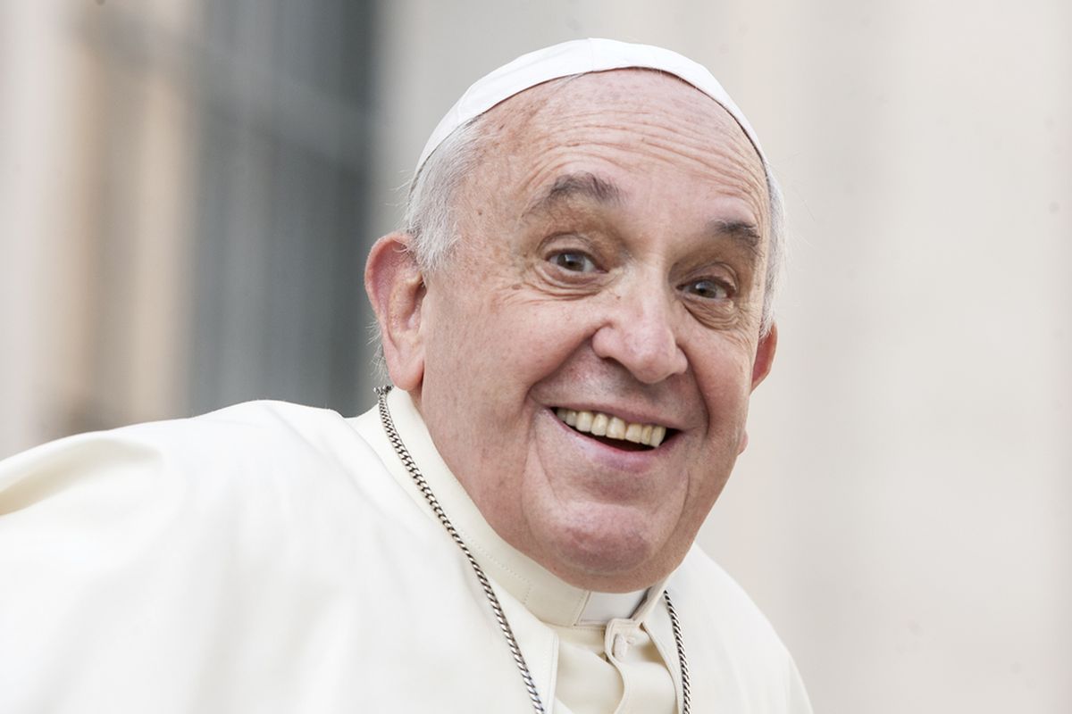 Папа Римский подверг сомнению божественность Месси - фото