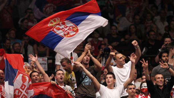 Сербским фанатам запретили приносить на матч с Украиной символику других стран - фото